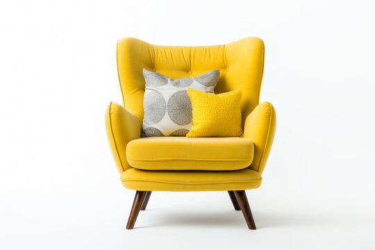 Sill&oacute;n amarillo con cojines en fondo blanco.