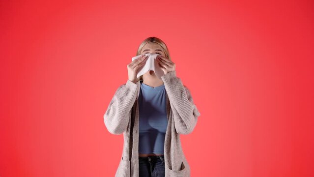 Chora kobieta kicha do chusteczki papierowej i czyści nos