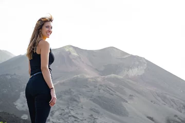 Photo sur Plexiglas les îles Canaries standing woman smiles from the viewpoint of a volcano in La Palma
