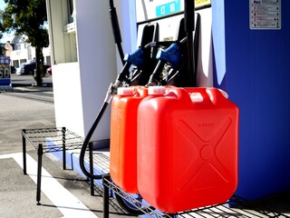 ポリタンクへの灯油の給油