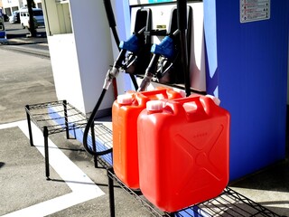 ポリタンクへの灯油の給油