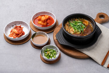 Yangpyeong, hangover soup, sundaeguk, Korean food, bone hangover soup, side dishes, salted shrimp, earthenware, kkakdugi,