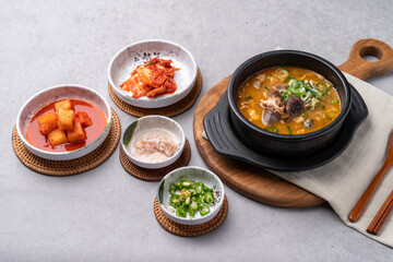 Yangpyeong, hangover soup, sundaeguk, Korean food, bone hangover soup, side dishes, salted shrimp, earthenware, kkakdugi,