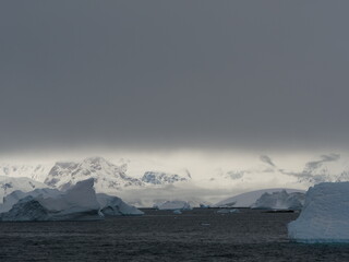 Landschaftspanorama mit Eisbergen, Gletschern und Gebirge im Südlichen Ozean oder Südpolarmeer...