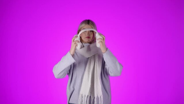 Młoda kobieta zakłada ocieplacze na uszy