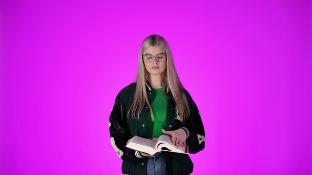 Zniesmaczona studentka otwiera i zamyka ksiażke 