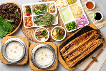 Korean food, eel, grilled, salt, seasoning, side dishes, ginger, garlic, lettuce, perilla leaves, rice, pot, healthy food,