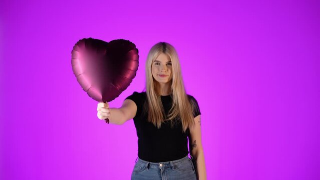 Blondynka z balonem w kształcie serca