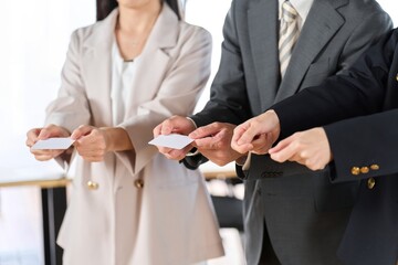 マナー研修を行うビジネスパーソン