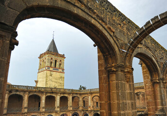 Claustro y campanario del antiguo Monasterio de San Jerónimo en Sevilla, España. Actualmente es el Centro Cívico Municipal del barrio de San Jerónimo