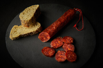Chorizo rojo loncheado con pan