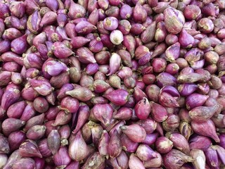 red onions at market