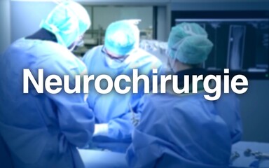 Neurochirurgie Schriftzug, im Hintergrund ein Operationssaal mit Chirurgen am Patienten, Geräte...