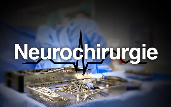 Neurochirurgie Schriftzug, im Hintergrund die Herzfrequenz und ein Operationssaal mit Chirurgen am Patienten, Geräte und Lichter, Operation, Behandlung, Krankenhaus, Medizin, Gesundheit, Gehirn