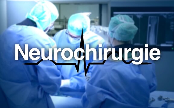 Neurochirurgie Schriftzug, im Hintergrund die Herzfrequenz und ein Operationssaal mit Chirurgen am Patienten, Geräte und Lichter, Operation, Behandlung, Krankenhaus, Medizin, Gesundheit, Gehirn