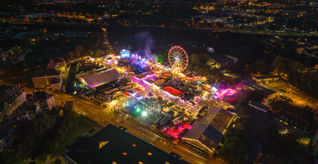 Ausblick auf den stimmungsvollen Plärrer in Augsburg, Schwabens größtes Volksfest bei Nacht
