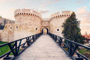 With its imposing towers and medieval charm, Belgrade's fortress Zindan gates entices sightseers to delve into the city's fascinating past and explore its ruins. - obrazy, fototapety, plakaty