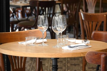 Table de restaurant préparée avec des verres à vin et couverts
