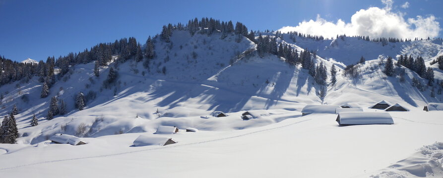 les petits chalets de Lens dans le val d'Abondance en Haute-Savoie dans les Alpes sont sous une &eacute;paisse couche de neige