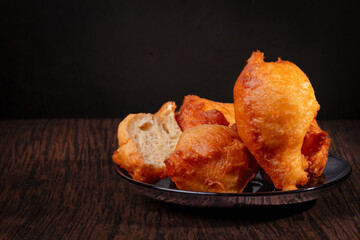 Yeast pancakes on a black plate.