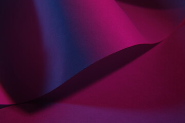 Papel de impresión para oficina con una curva en forma de arco, con luz rosa y azul forma una sombra rosa en la superficie, presentando un hermoso y original diseño abstracto con fondo bokeh - obrazy, fototapety, plakaty