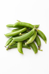 白背景にスナップエンドウ