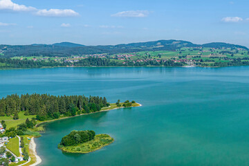 Sommer am Forggensee im Ostallgäu bei Schwangau-Brunnen, Blick über den See nach Rieden am...