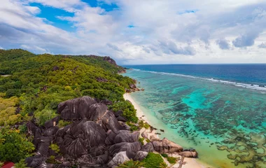 Photo sur Plexiglas Anse Source D'Agent, île de La Digue, Seychelles Aerial panorama of Anse Source D'Argent beach, La Digue Island, Seychelles, with palm trees and amazing granite rock formations.