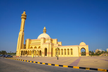 Fototapeta na wymiar Al Fateh Grand Mosque in Manama, Bahrain under clear blue sky. The Al Fateh Grand Mosque is the largest mosque in Bahrain, showcasing exquisite Islamic architecture.