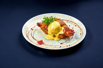 Croissant with poached egg and hollandaise sauce