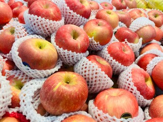 apples in the market