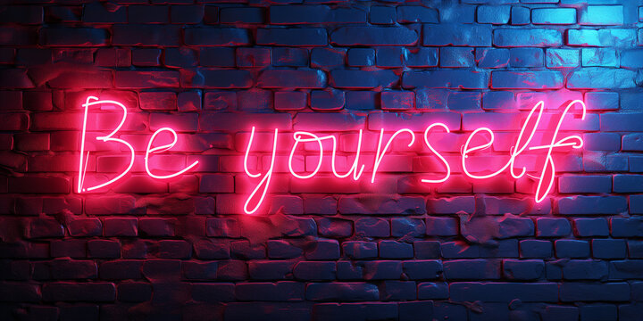 Scritta "Be yourself" ("Sii te stesso") neon su muro. 