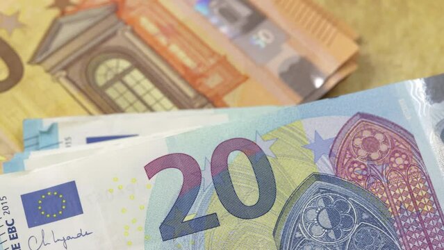 plusieurs billets de l'union europ&eacute;enne, en gros plan	