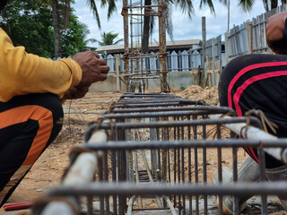 The steel structure before the beams were poured was made by the hands of workers.