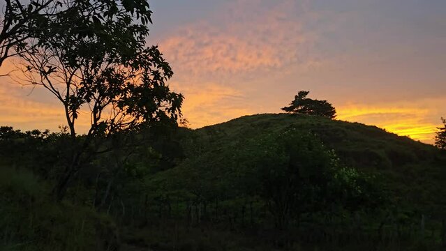 Amanecer en monta&ntilde;as en el campo