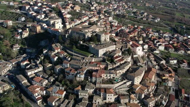 Drone. Gesualdo, Avellino, Italia. Vista del borgo storico. Movimento laterale
