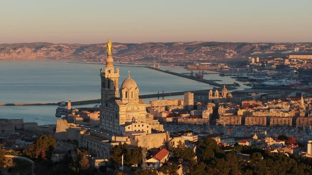 Vue a&eacute;rienne de Marseille Notre Dame de La Garde et du Vieux Port