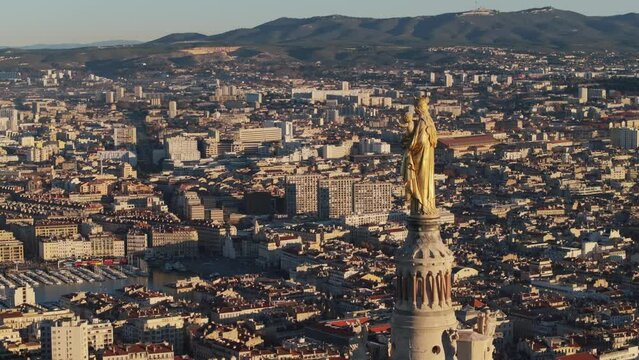Vue a&eacute;rienne de Marseille Notre Dame de La Garde et du Vieux Port