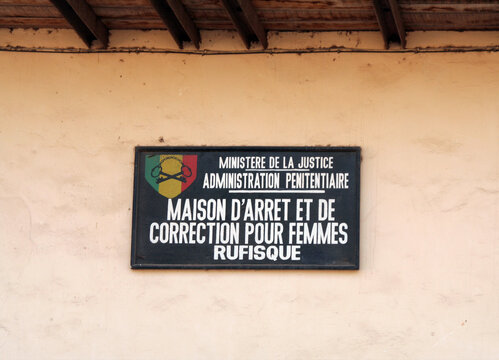 Panneau concernant la maison d' arr&ecirc;t des femmes &agrave; Rufisque