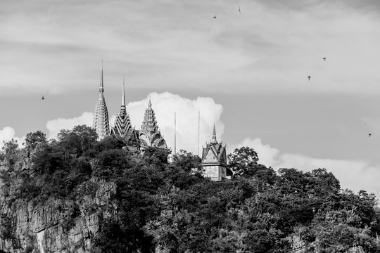 Le phnom Sampov &eacute;clair&eacute; par le soleil en n oir et blanc avec des oiseaux
