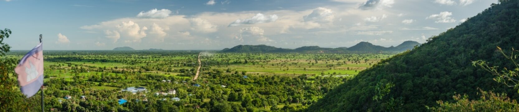 Panorama sur la plaine sous le Phnom Sampov, drapeau khmer, proche de la killing cave
