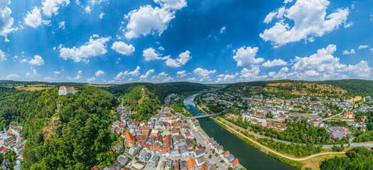 Panoramablick auf Riedenburg im Naturpark Altmühltal in Niederbayern
