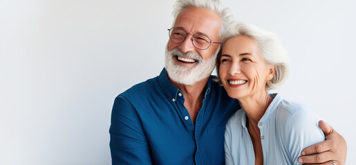 Un couple senior, heureux, amoureux, riant et partageant un moment de bonheur intense, arrière-plan blanc, image avec espace pour texte.