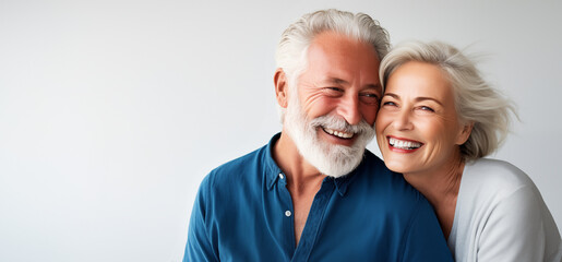 Un couple senior, heureux, amoureux, riant et partageant un moment de bonheur intense, arrière-plan blanc, image avec espace pour texte. - obrazy, fototapety, plakaty
