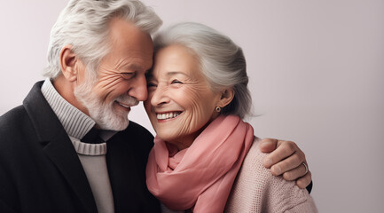 Un couple senior, heureux, amoureux, riant et partageant un moment de bonheur intense, arrière-plan gris