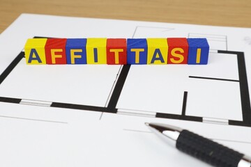 In affitto cartello scritto in studio sul tavolo da disegno dell'appartamento.