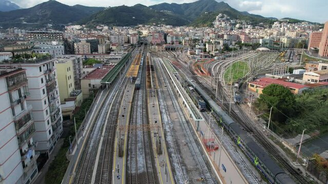 Drone, vista su stazione centrale di Salerno, Campania, Italia, Viaggi in treno