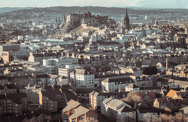 Obraz premium Amazing Edinburgh Cityscape and Edinburgh Castle seen from the top of Salisbury Crags. Destinations in Europe, Copy space, Selective focus.