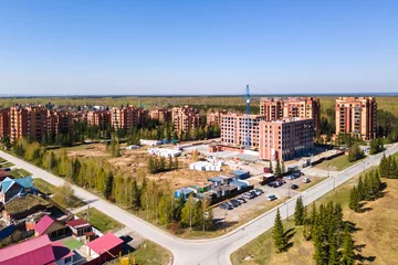 Foto op Plexiglas the construction site of an apartment building in the summer from a height © gluschenkoart