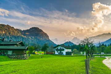 Casa en medio de la madre naturaleza. Los Alpes de Austria.